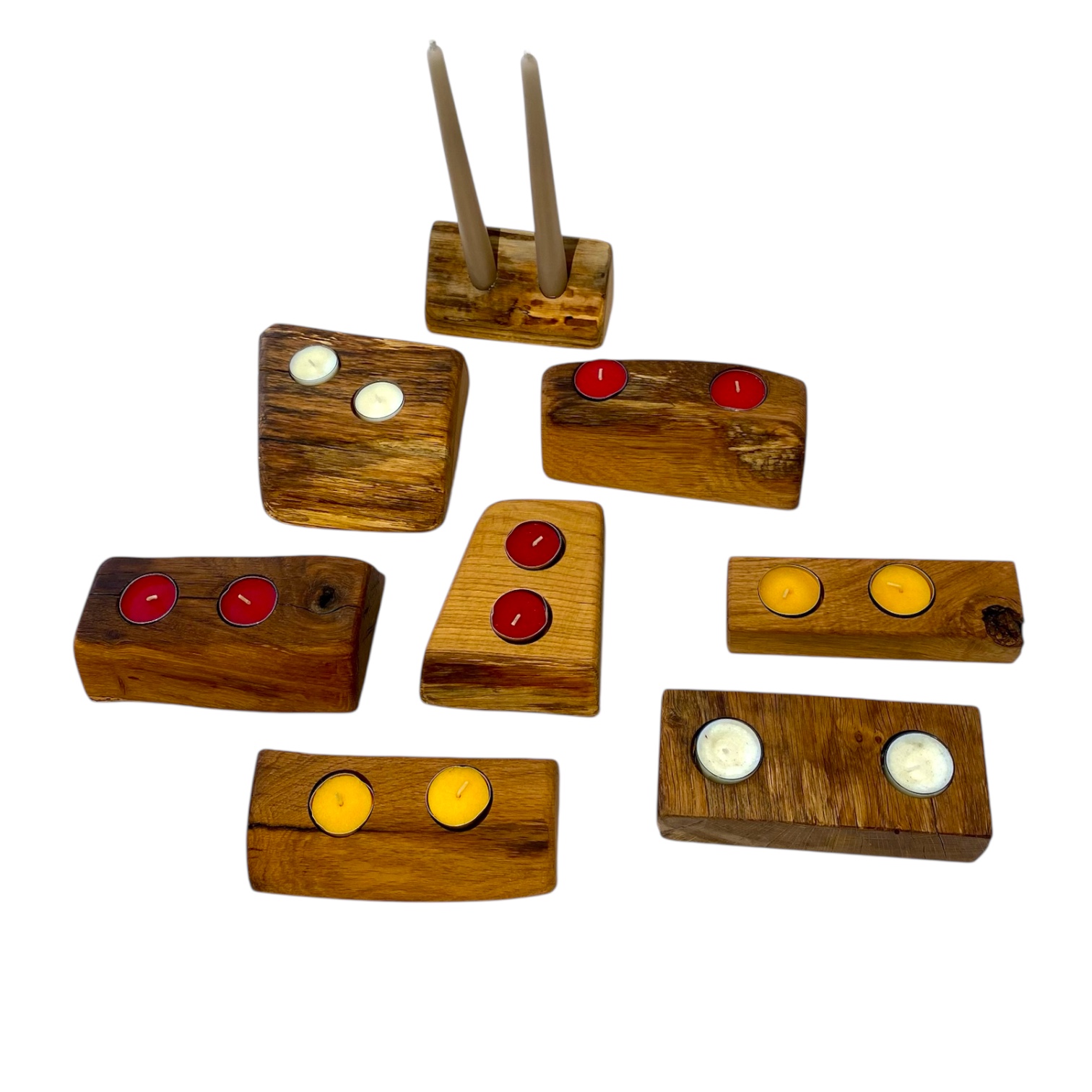 Portacandele artigianali in legno massello con due alloggi per candele tealight, realizzati a mano con design rustico e naturale.