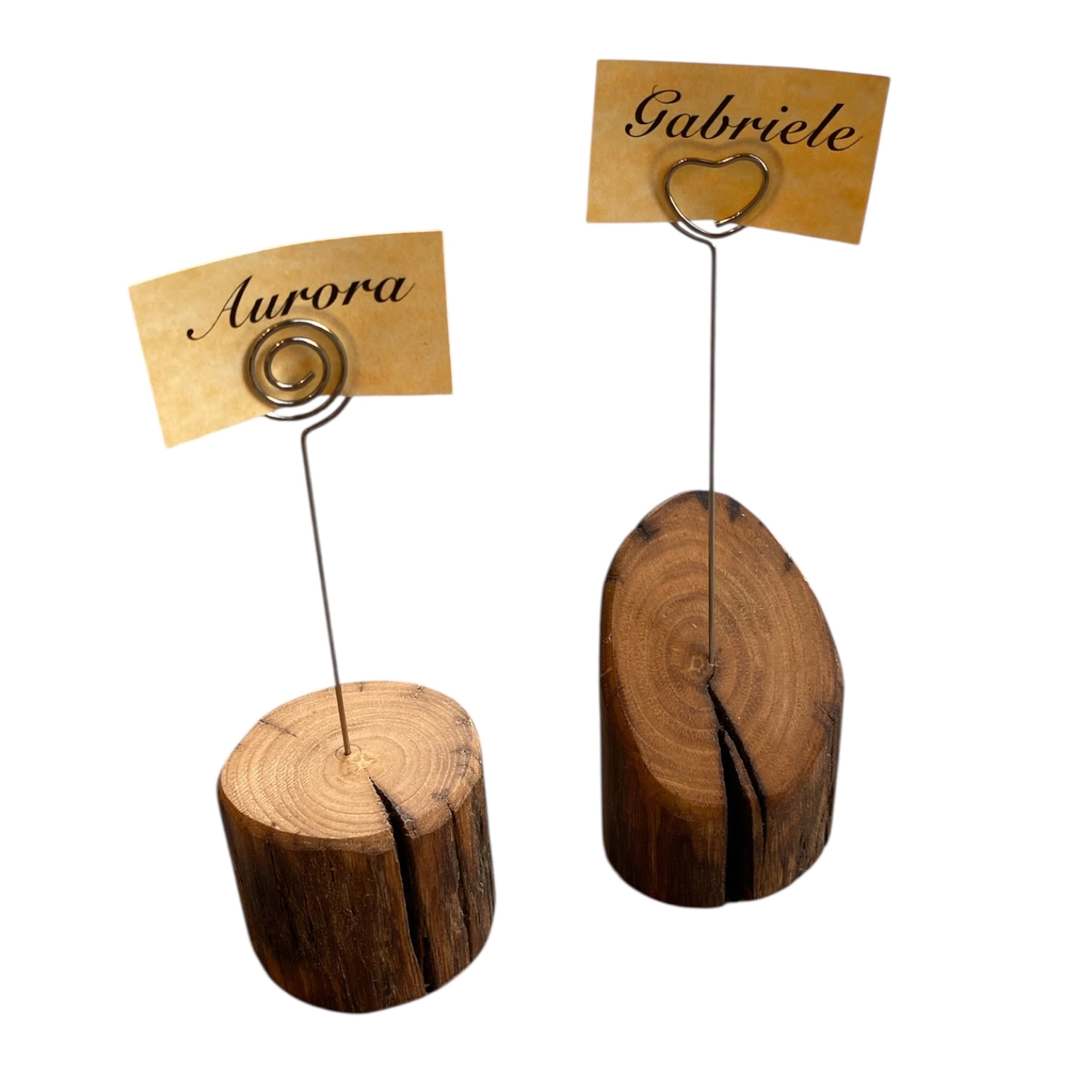 Segnaposto artigianale in legno massello con supporto in filo metallico, ideale per matrimoni, eventi e portafoto.