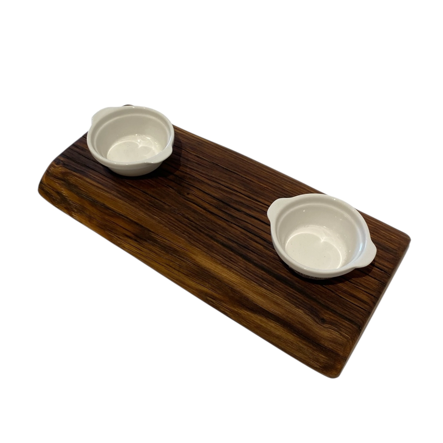 Tagliere artigianale in legno rettangolare stretto e lungo con bordo irregolare e due ciotole in ceramica bianca per marmellate, salse o caffè.