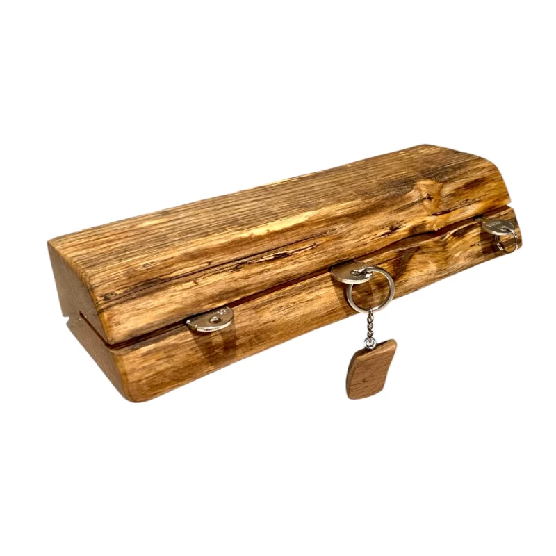 Mensola porta chiavi in legno massello di castagno con fessura per tutta la lunghezza dove infilare le chiavi.