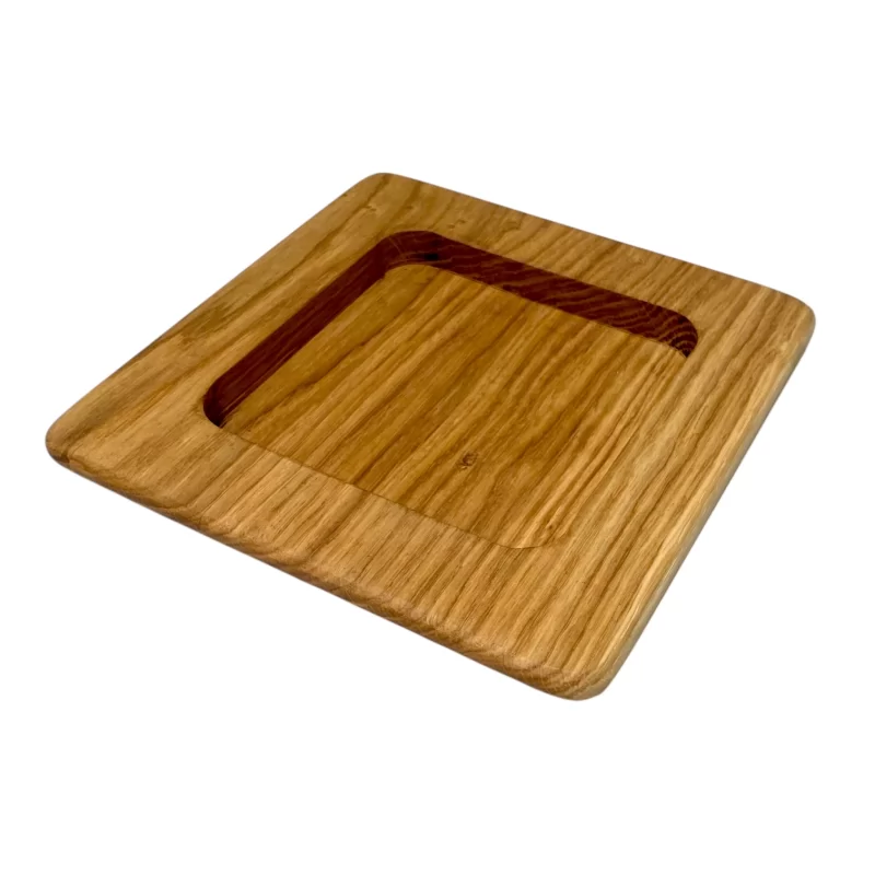 Vassoio in legno massello con incavo centrale, ideale per pietanze gourmet o come svuota tasche decorativo.