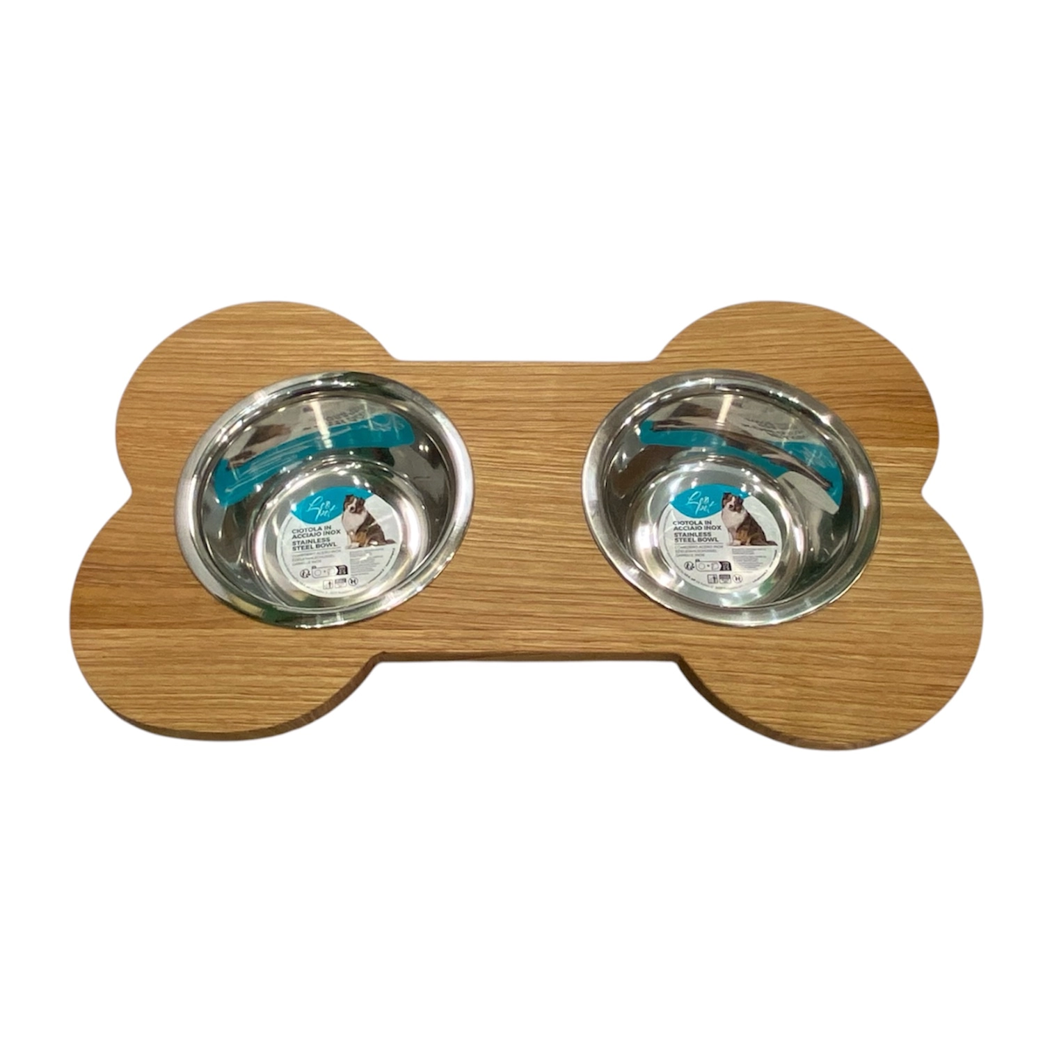 Cane che beve da una ciotola doppia in legno artigianale con inserti in acciaio inox, appoggiata su pavimento in legno.