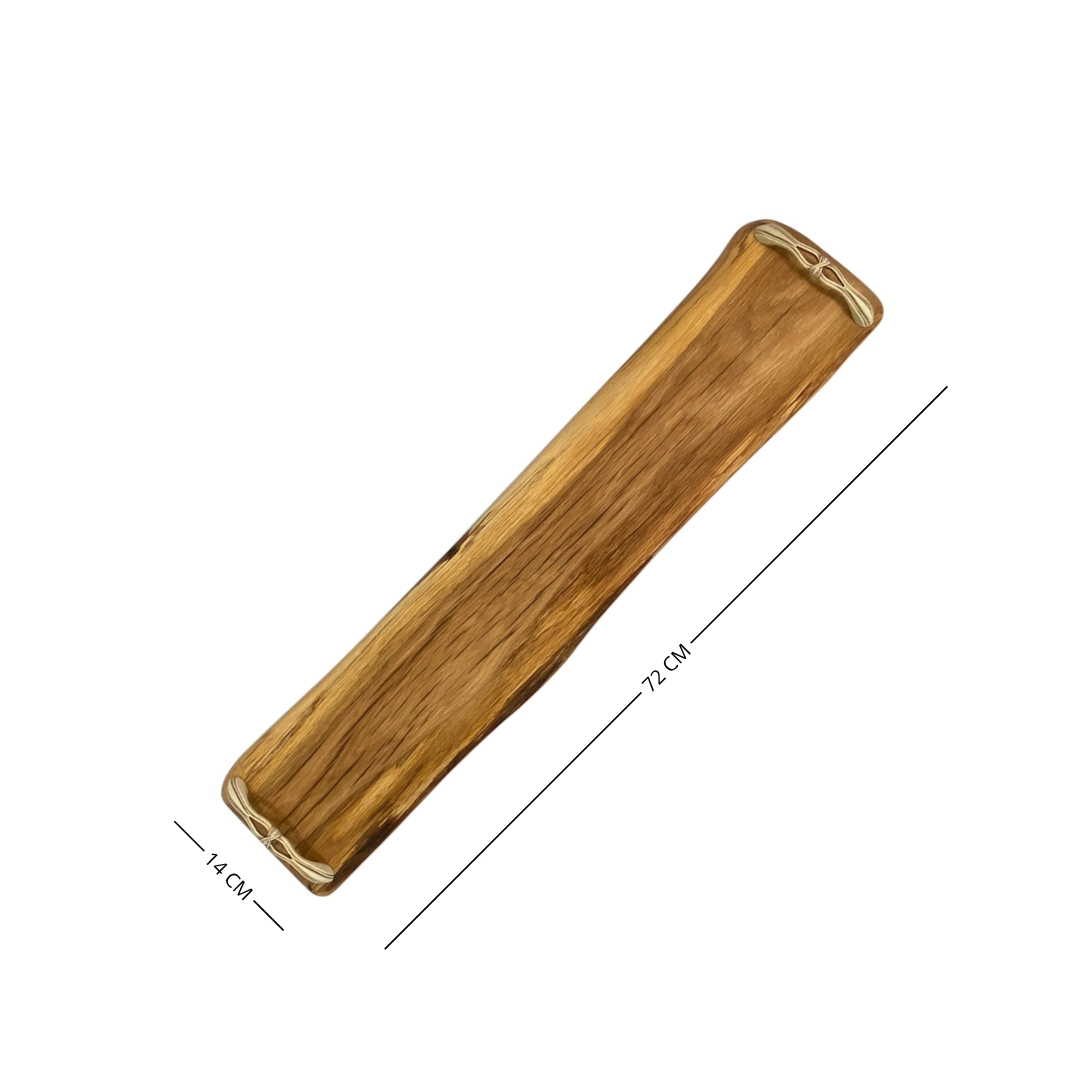 Vassoio in legno massello con maniglie usato per servire aperitivo con salumi, formaggi e olive
