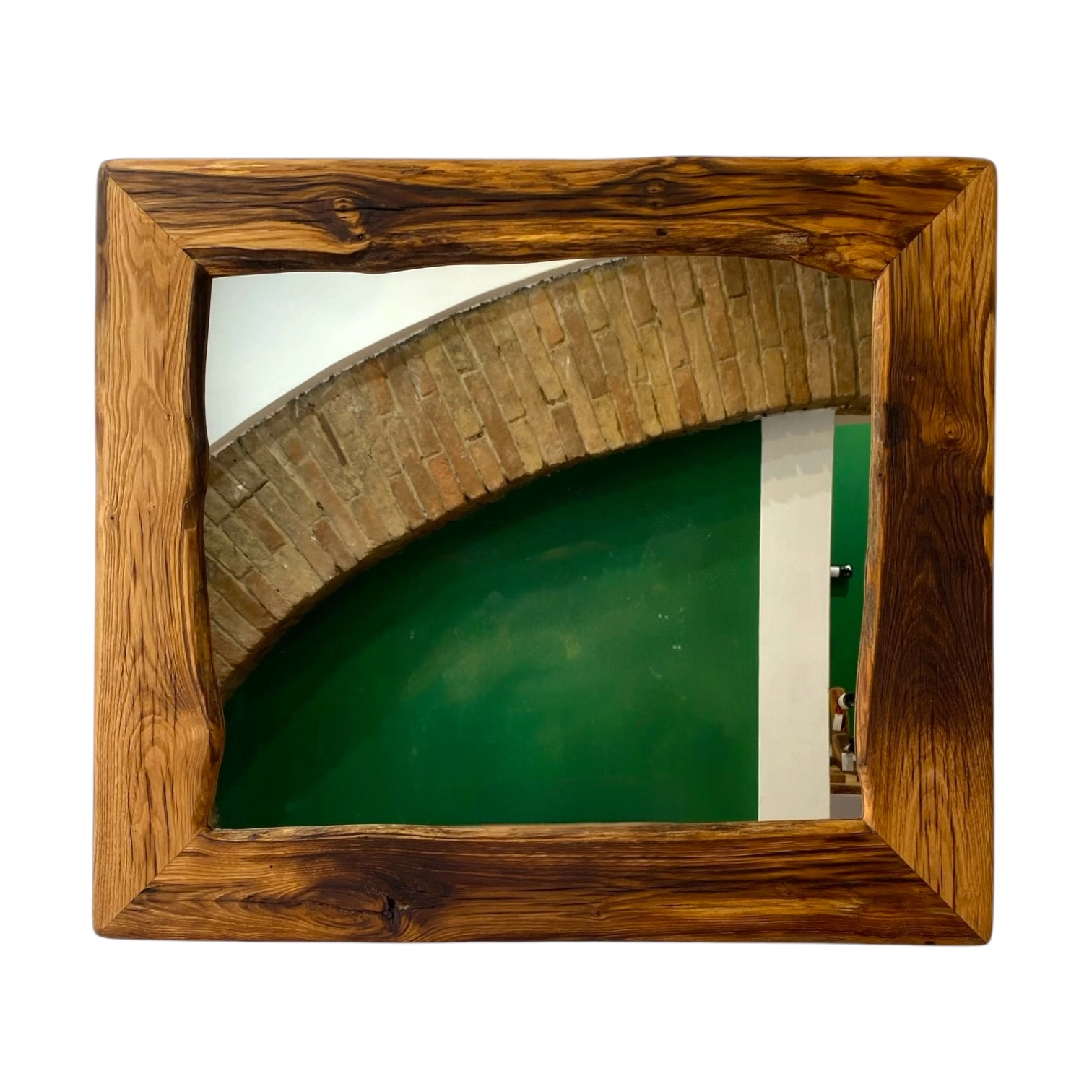 Specchio con cornice in legno massello artigianale dalle venature naturali.
