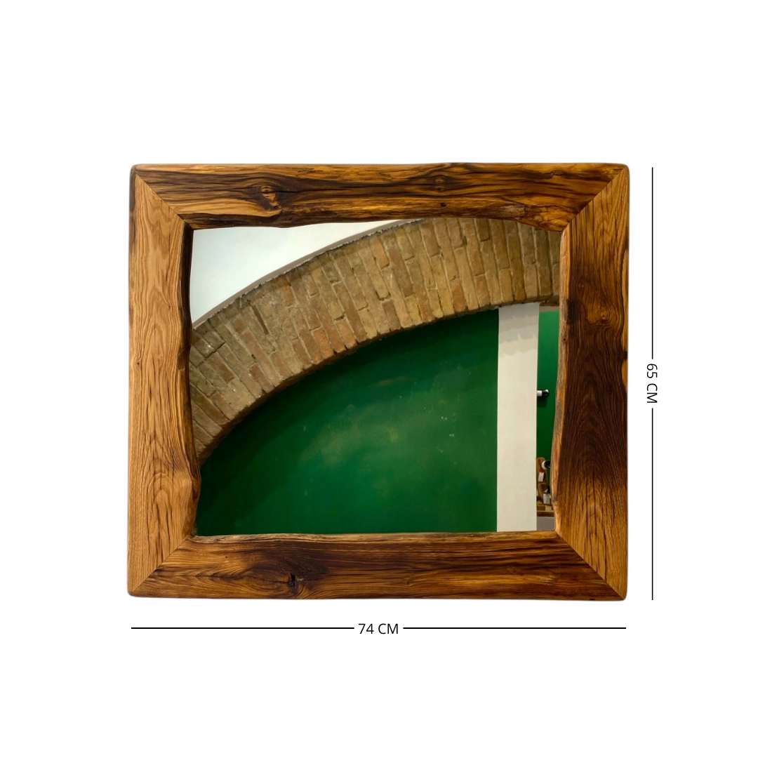 Specchio con cornice in legno massello artigianale dalle venature naturali.