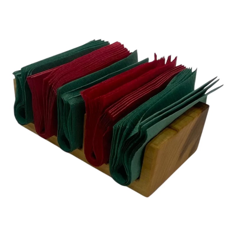 Porta tovaglioli artigianale in legno massello di castagno con tovaglioli colorati su tavolo da cucina.