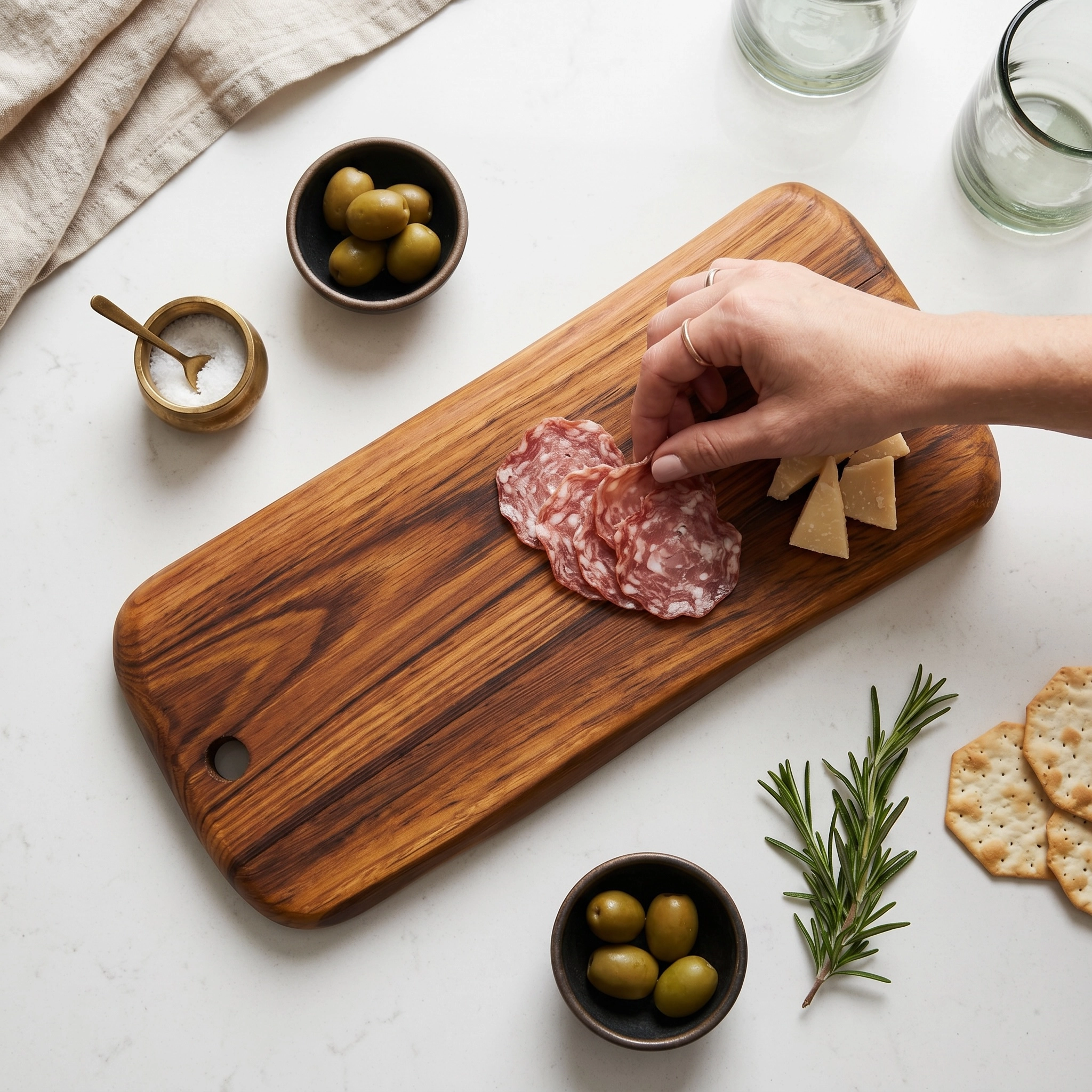Tagliere artigianale in legno massello di castagno rettangolare con bordi irregolari, ideale per servire salumi e formaggi.