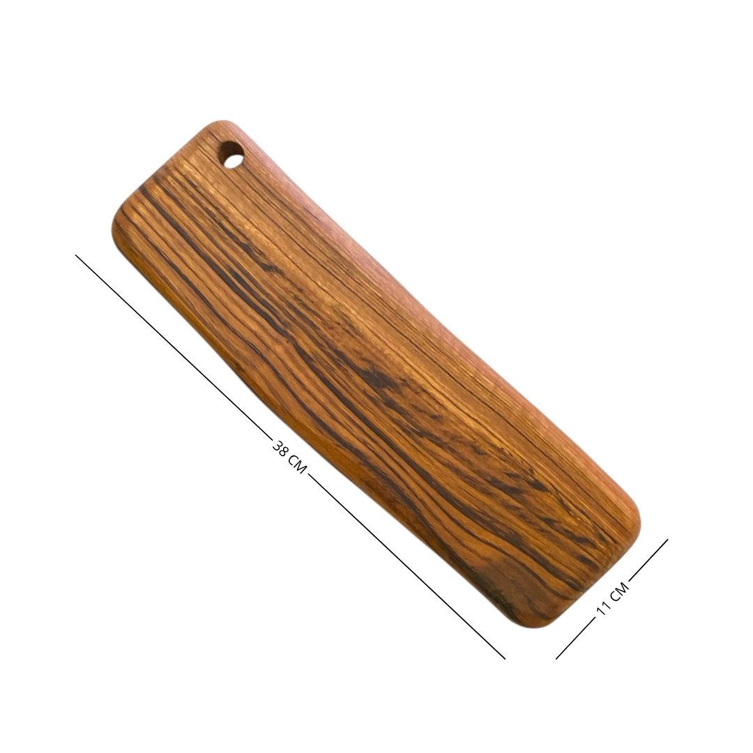 Tagliere artigianale in legno massello di castagno rettangolare con bordi irregolari, ideale per servire salumi e formaggi.