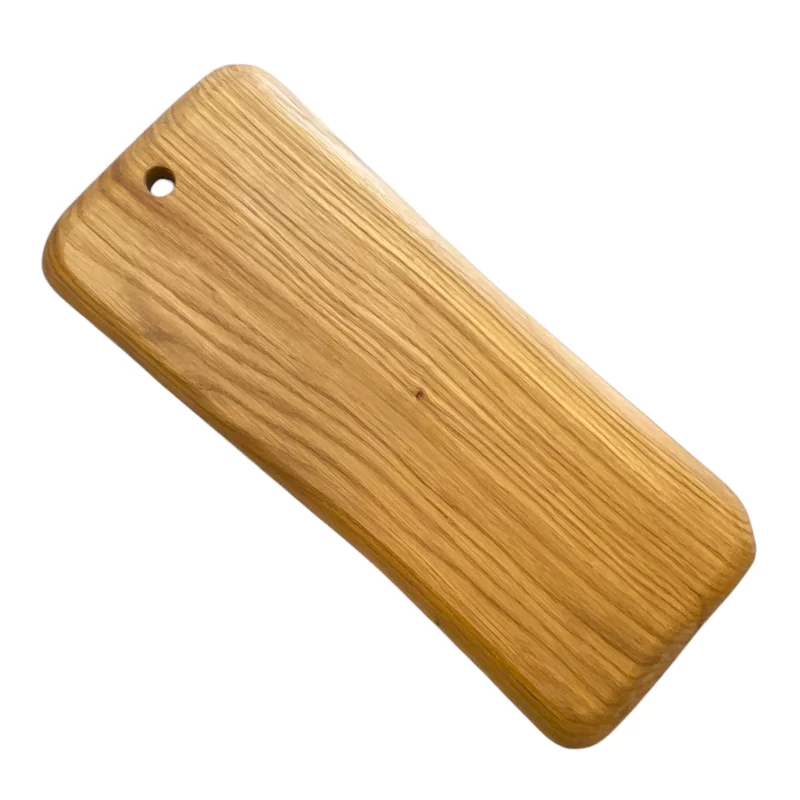 Tagliere artigianale in legno massello di castagno rettangolare con bordi irregolari, ideale per servire salumi e formaggi.