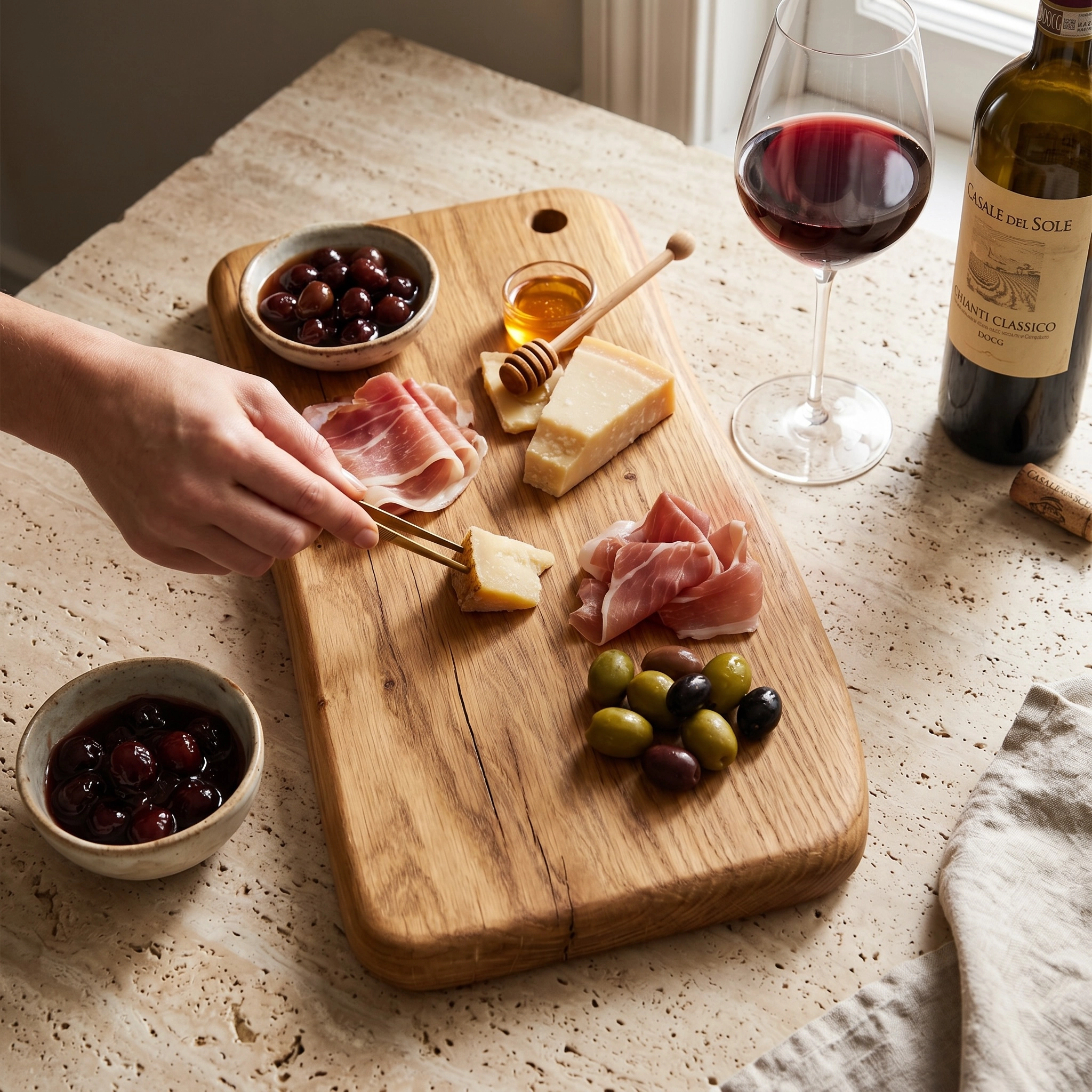 Tagliere artigianale in legno massello di castagno rettangolare con bordi irregolari, ideale per servire salumi e formaggi.