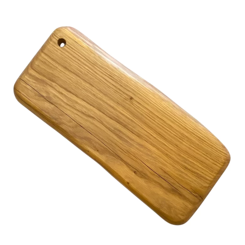 Tagliere artigianale in legno massello di castagno rettangolare con bordi irregolari, ideale per servire salumi e formaggi.