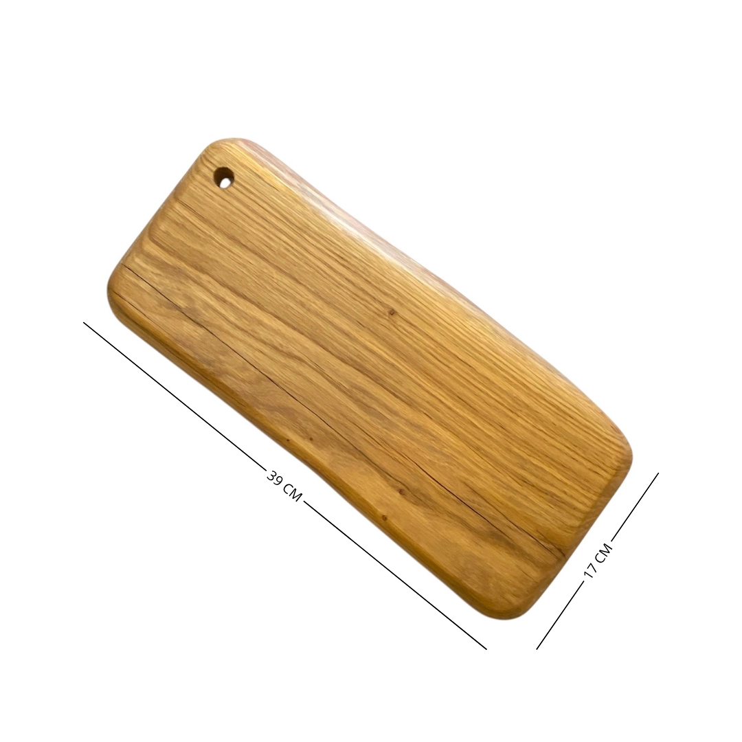 Tagliere artigianale in legno massello di castagno rettangolare con bordi irregolari, ideale per servire salumi e formaggi.