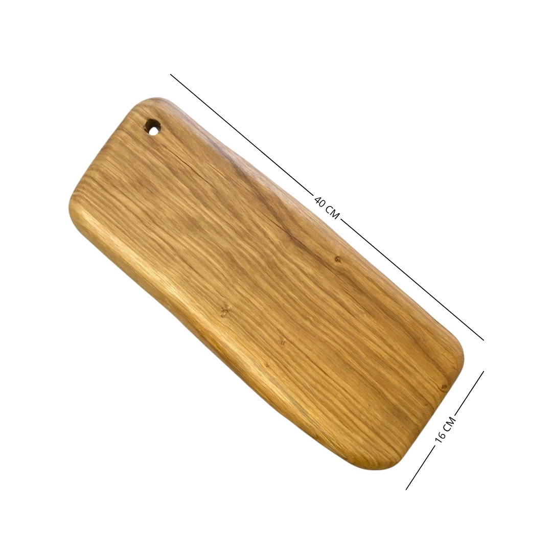 Tagliere artigianale in legno massello di castagno rettangolare con bordi irregolari, ideale per servire salumi e formaggi.