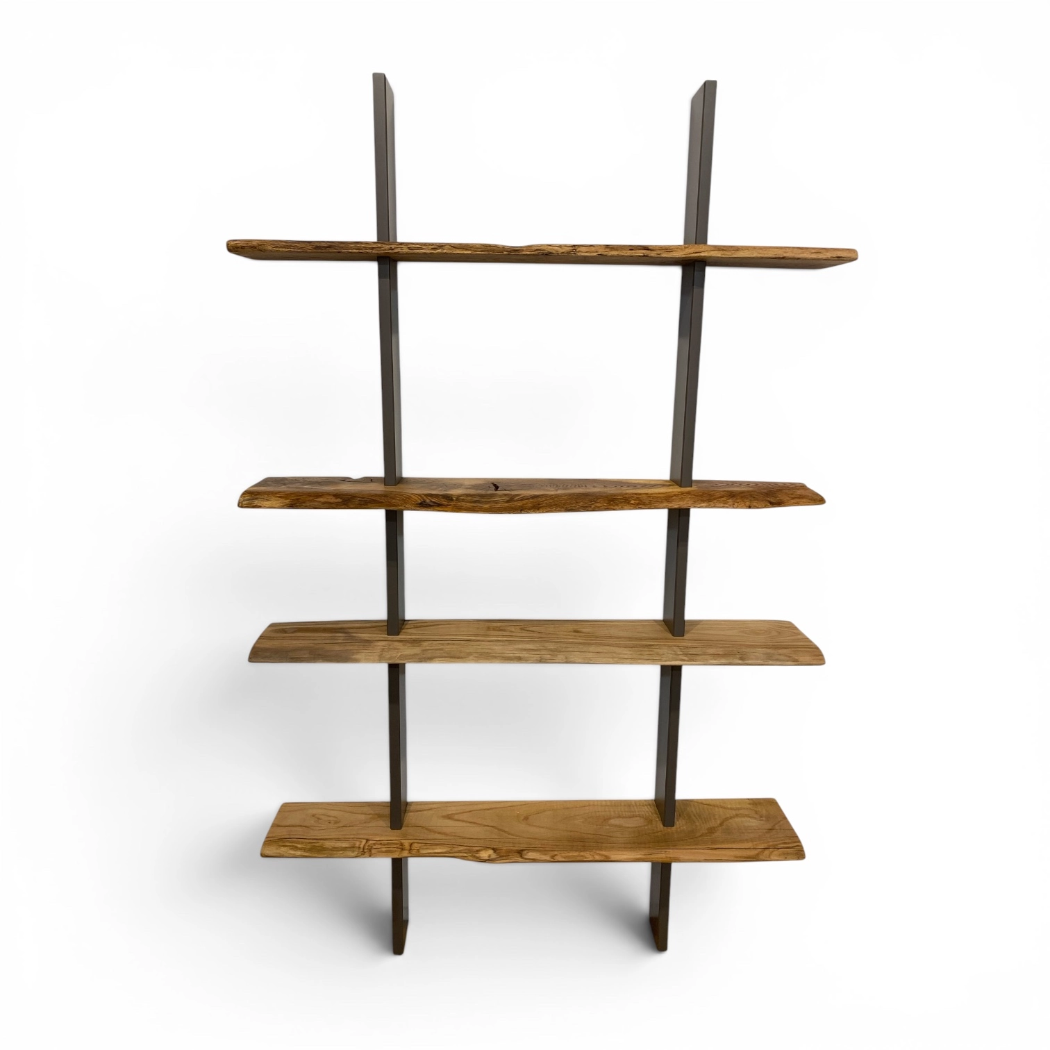 Libreria artigianale con montanti grigi in MDF e mensole in quercia e castagno massello con bordo naturale, dimensioni 120x190 cm