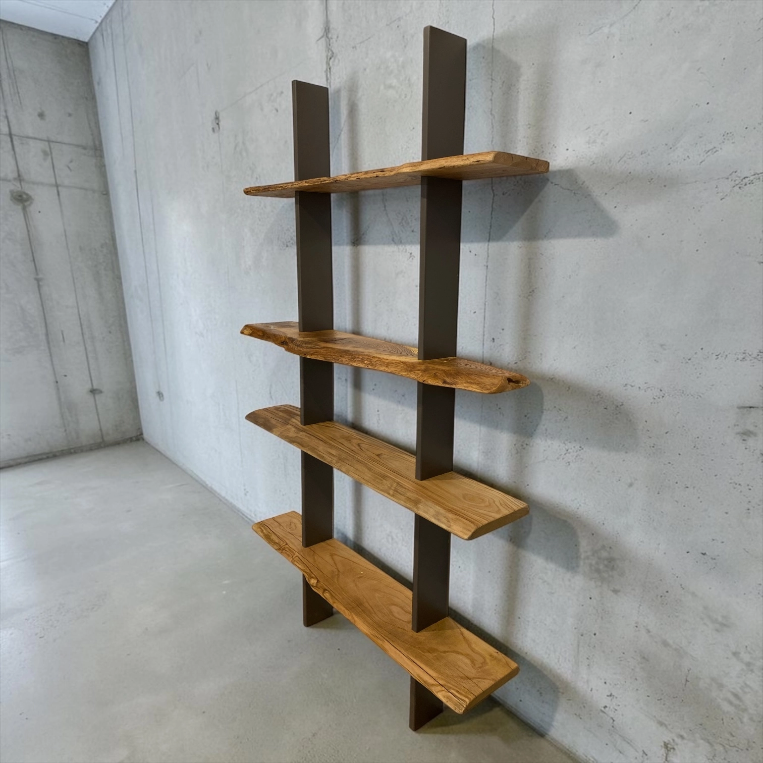 Libreria artigianale con montanti grigi in MDF e mensole in quercia e castagno massello con bordo naturale, dimensioni 120x190 cm