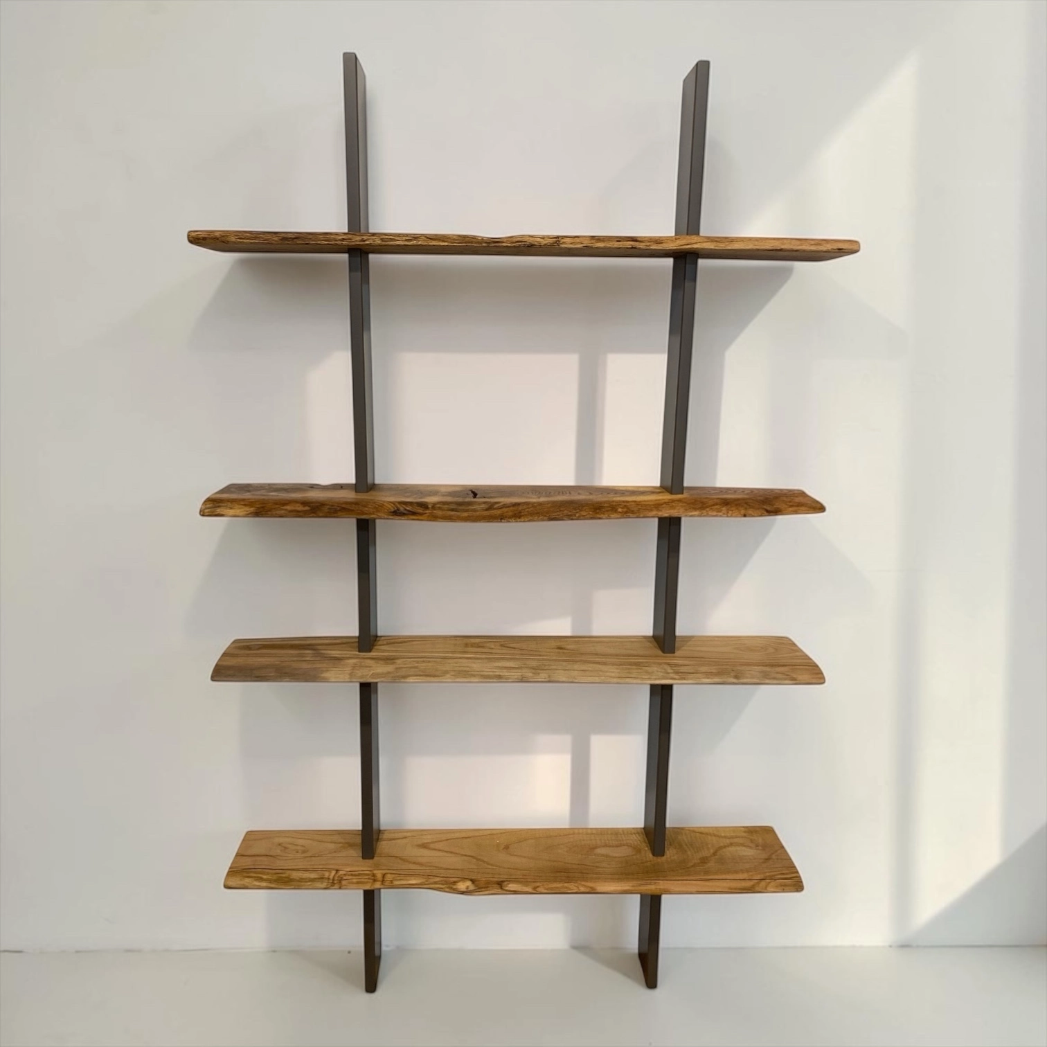 Libreria artigianale con montanti grigi in MDF e mensole in quercia e castagno massello con bordo naturale, dimensioni 120x190 cm