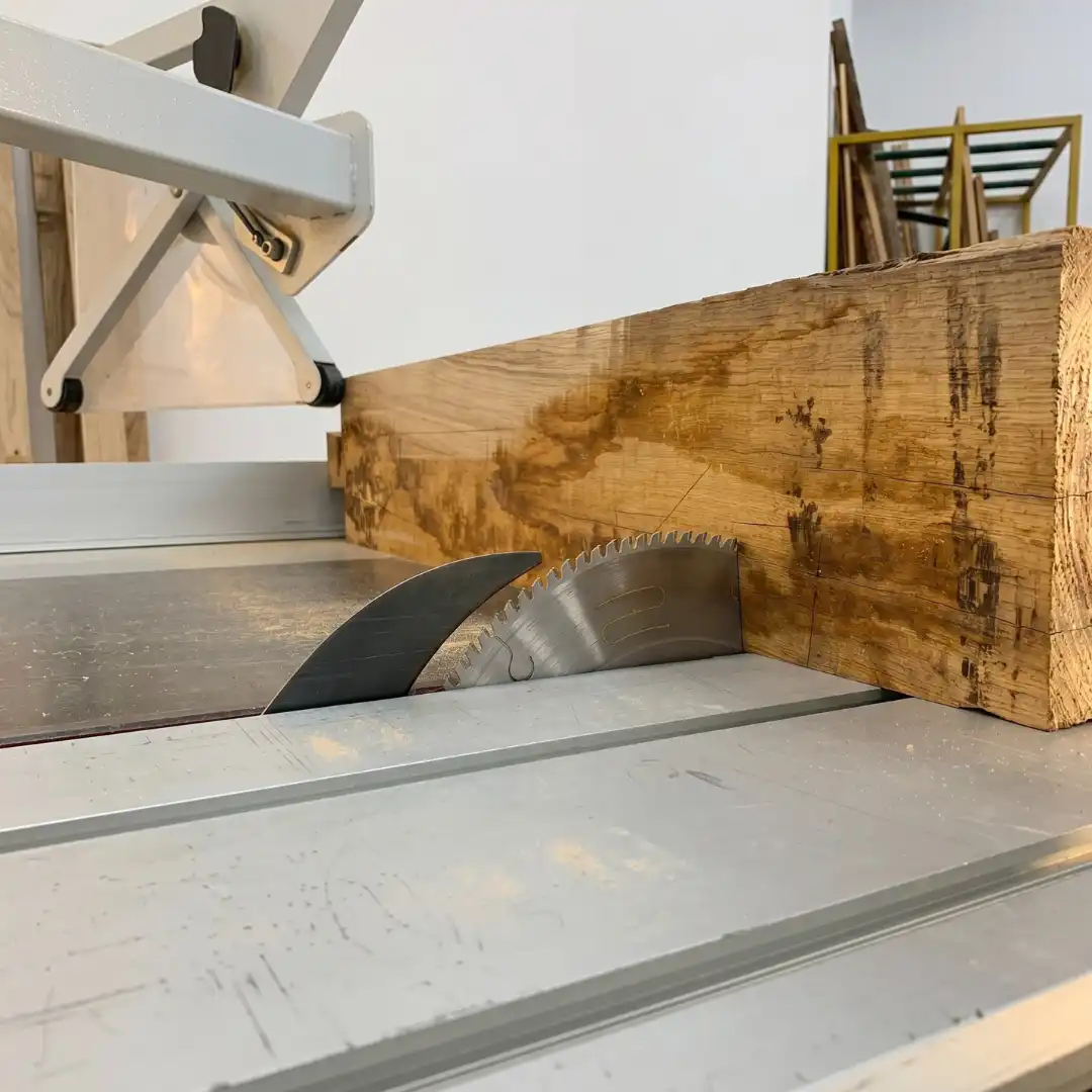 Taglio di una tavola in legno con sega da falegnameria