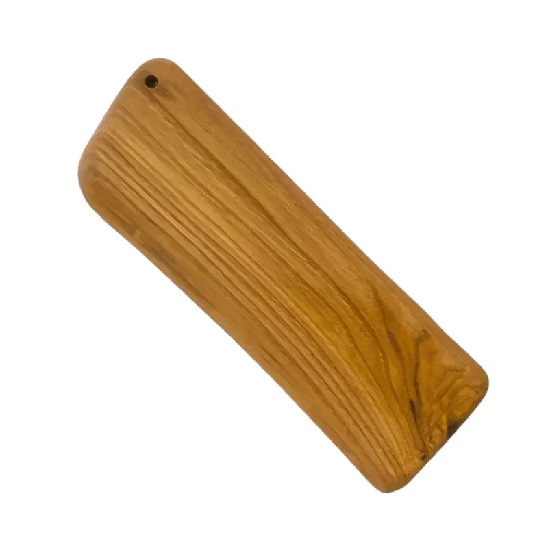Tagliere artigianale in legno massello di castagno rettangolare con bordi irregolari, ideale per servire salumi e formaggi.
