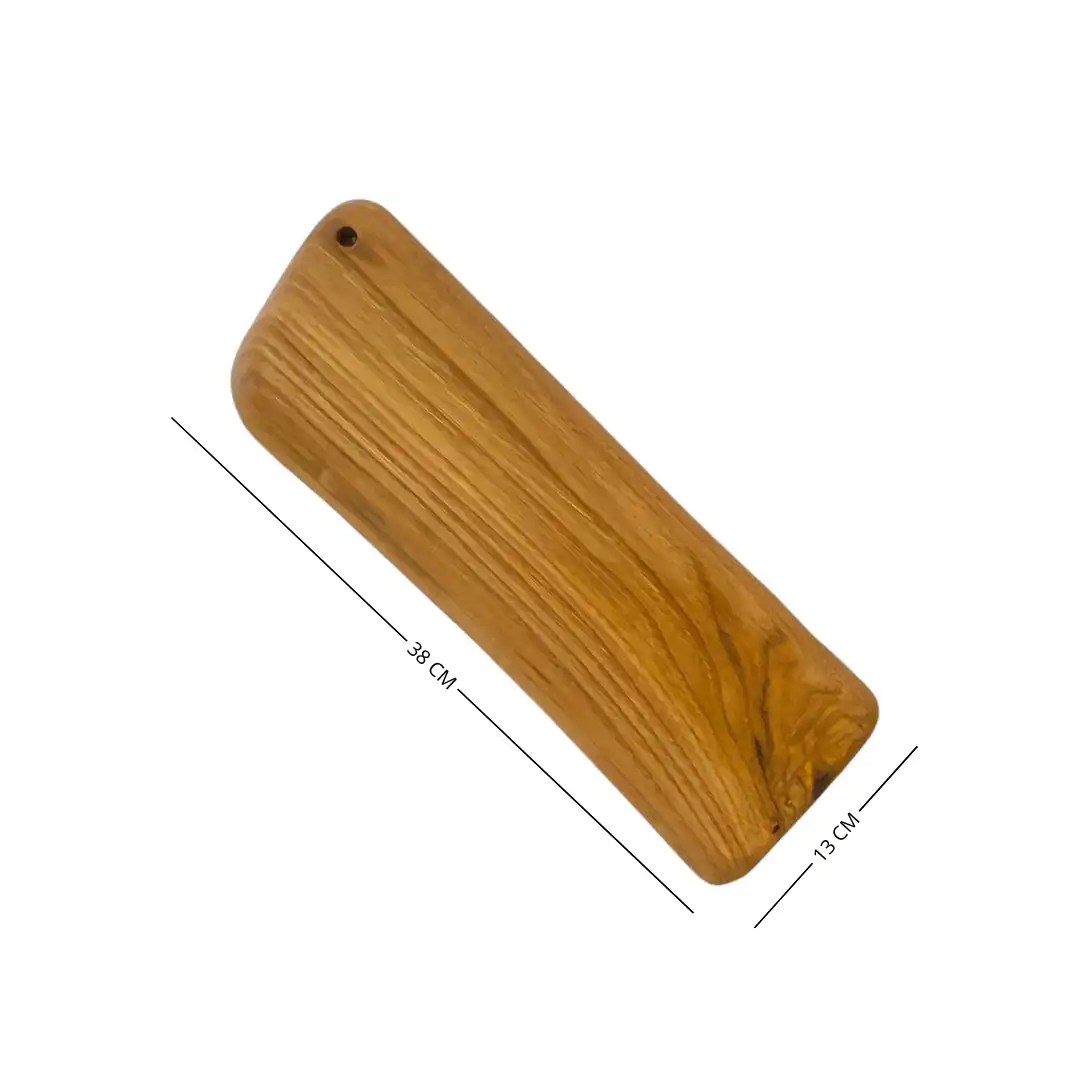 Tagliere artigianale in legno massello di castagno rettangolare con bordi irregolari, ideale per servire salumi e formaggi.
