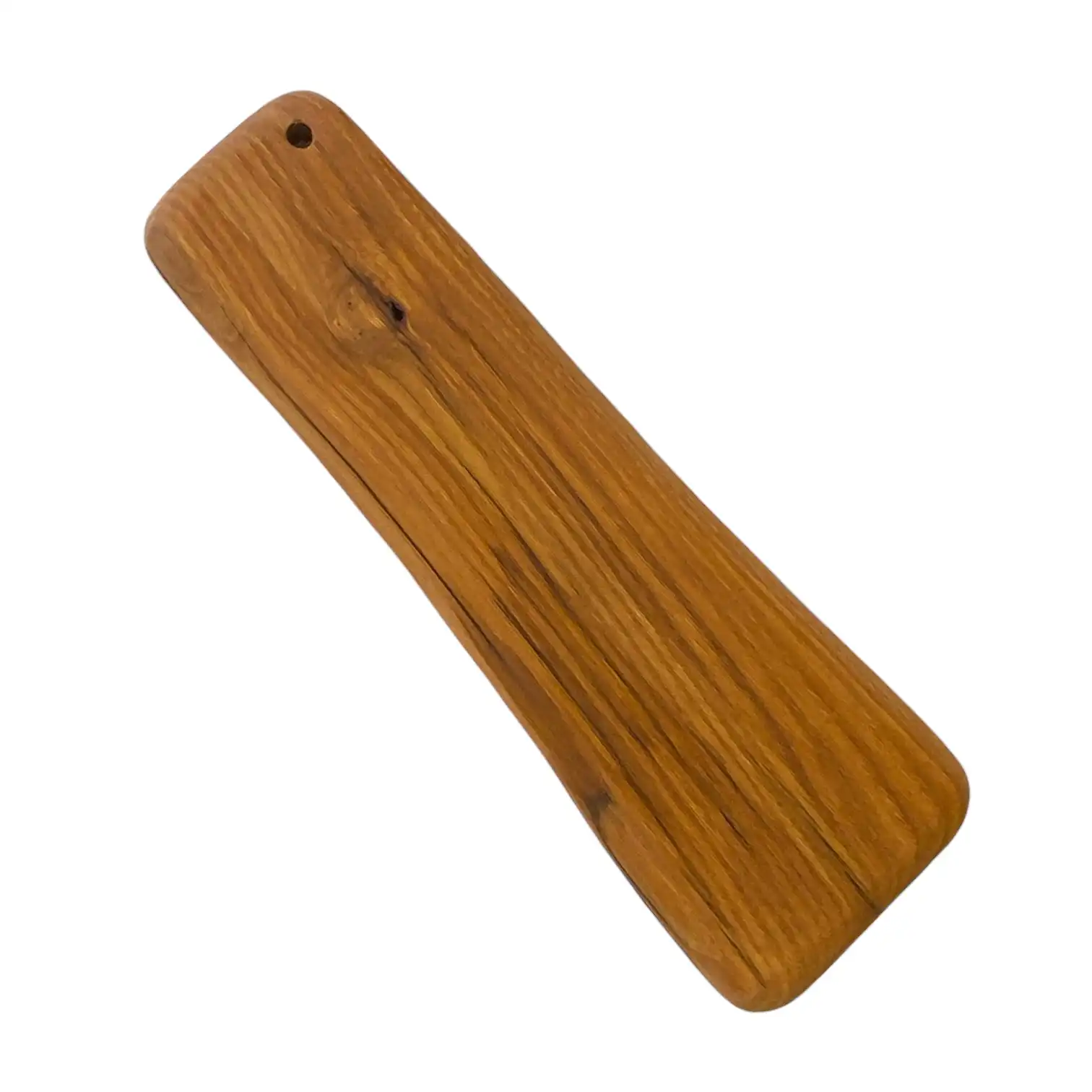 Tagliere artigianale in legno massello di castagno rettangolare con bordi irregolari, ideale per servire salumi e formaggi.