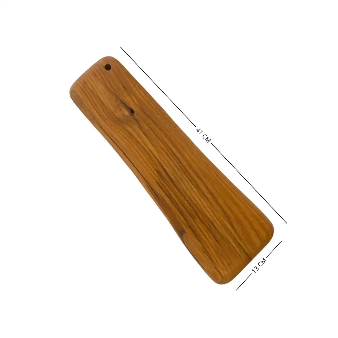 Tagliere artigianale in legno massello di castagno rettangolare con bordi irregolari, ideale per servire salumi e formaggi.