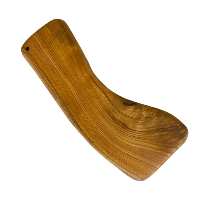 Tagliere artigianale in legno massello di castagno rettangolare con bordi irregolari, ideale per servire salumi e formaggi.