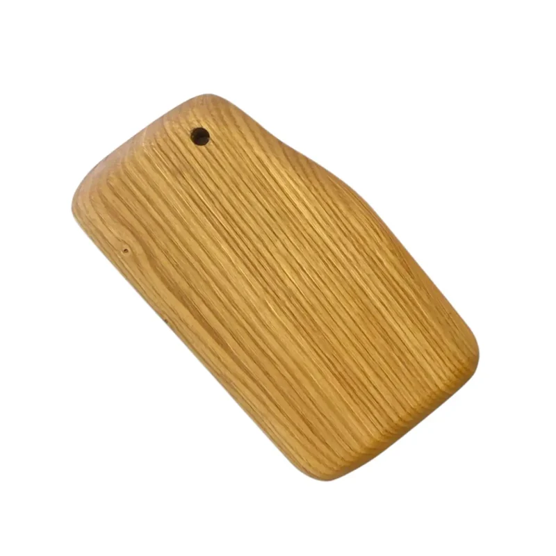 Tagliere artigianale in legno massello di castagno rettangolare con bordi irregolari, ideale per servire salumi e formaggi.