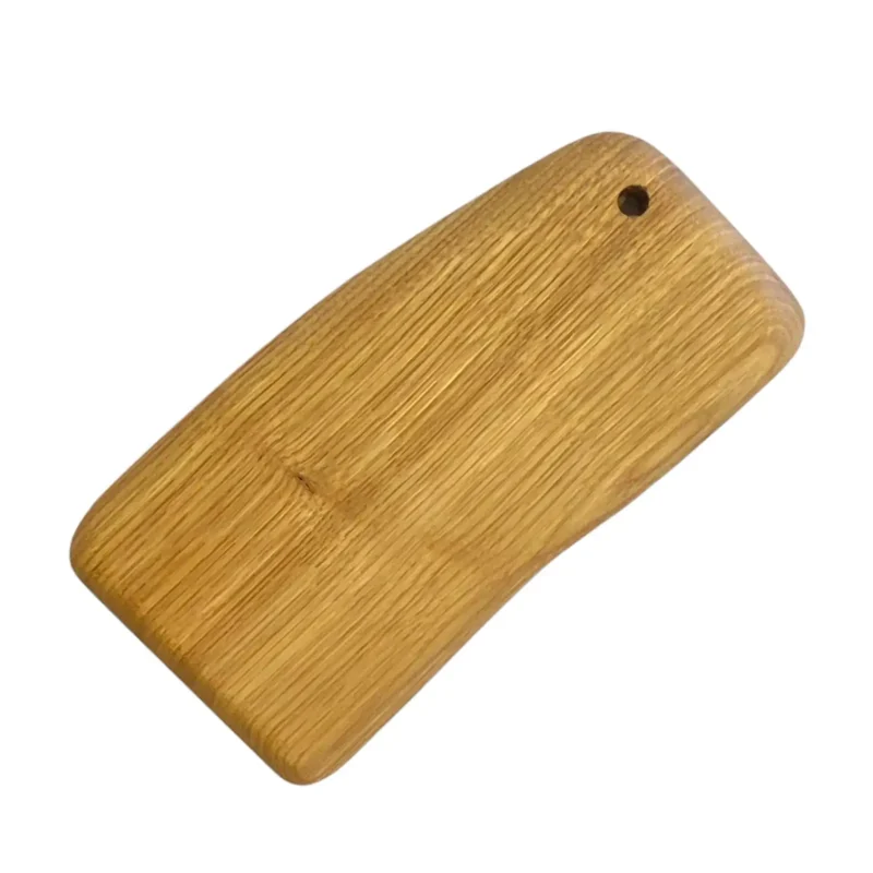 Tagliere artigianale in legno massello di castagno rettangolare con bordi irregolari, ideale per servire salumi e formaggi.
