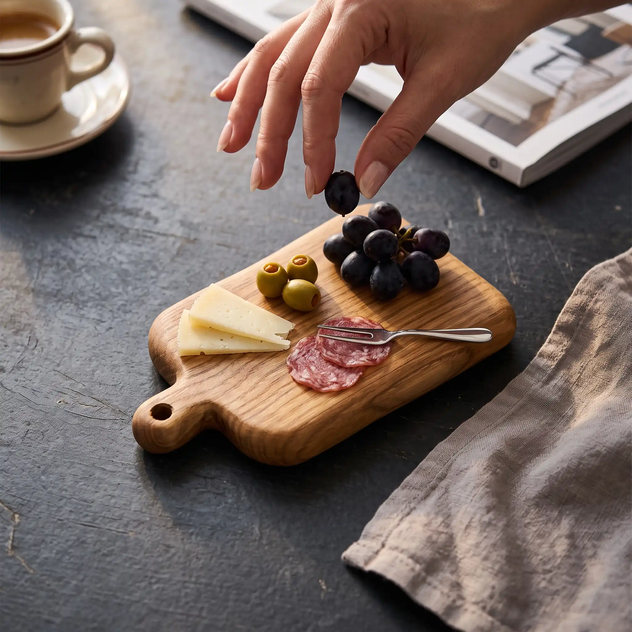 Mini tagliere artigianale in legno massello di castagno 24x13 cm con manico sagomato