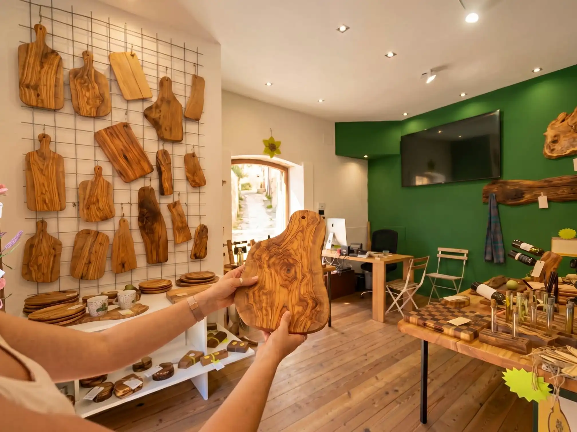 Interno del negozio Falegnameria di Spello con creazioni artigianali in legno